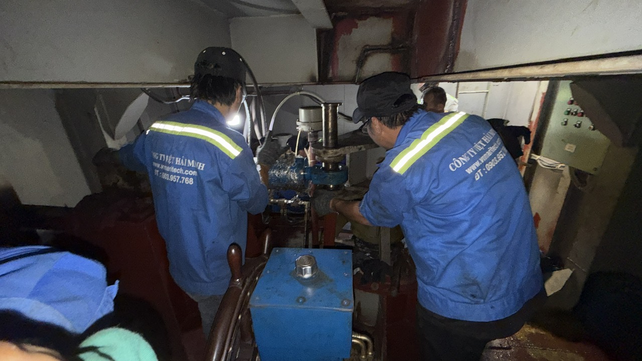 bảo trì máy lái thủy lực tàu thủy.jpg