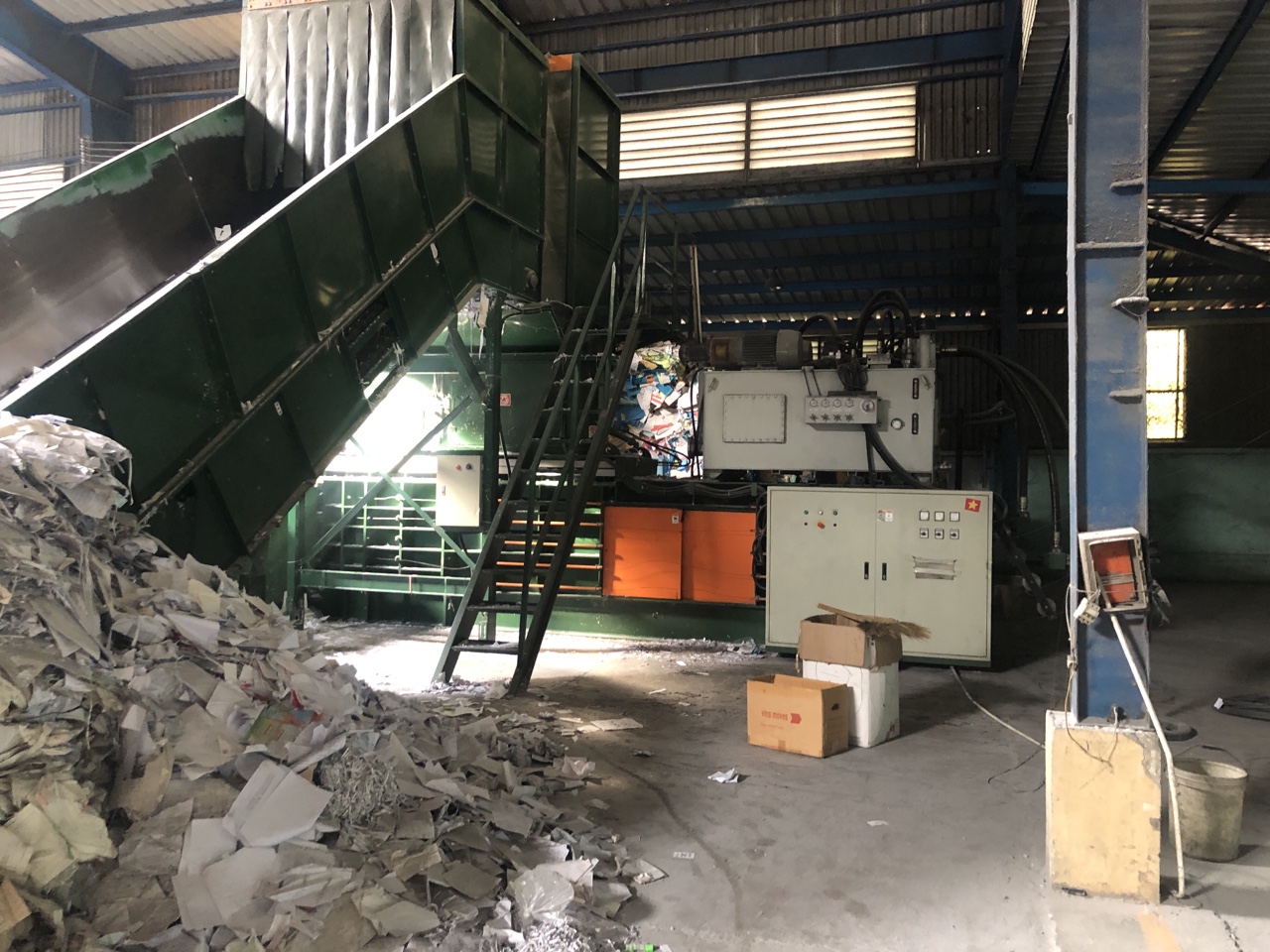 Sua chua may ep giay bao bi phe lieu