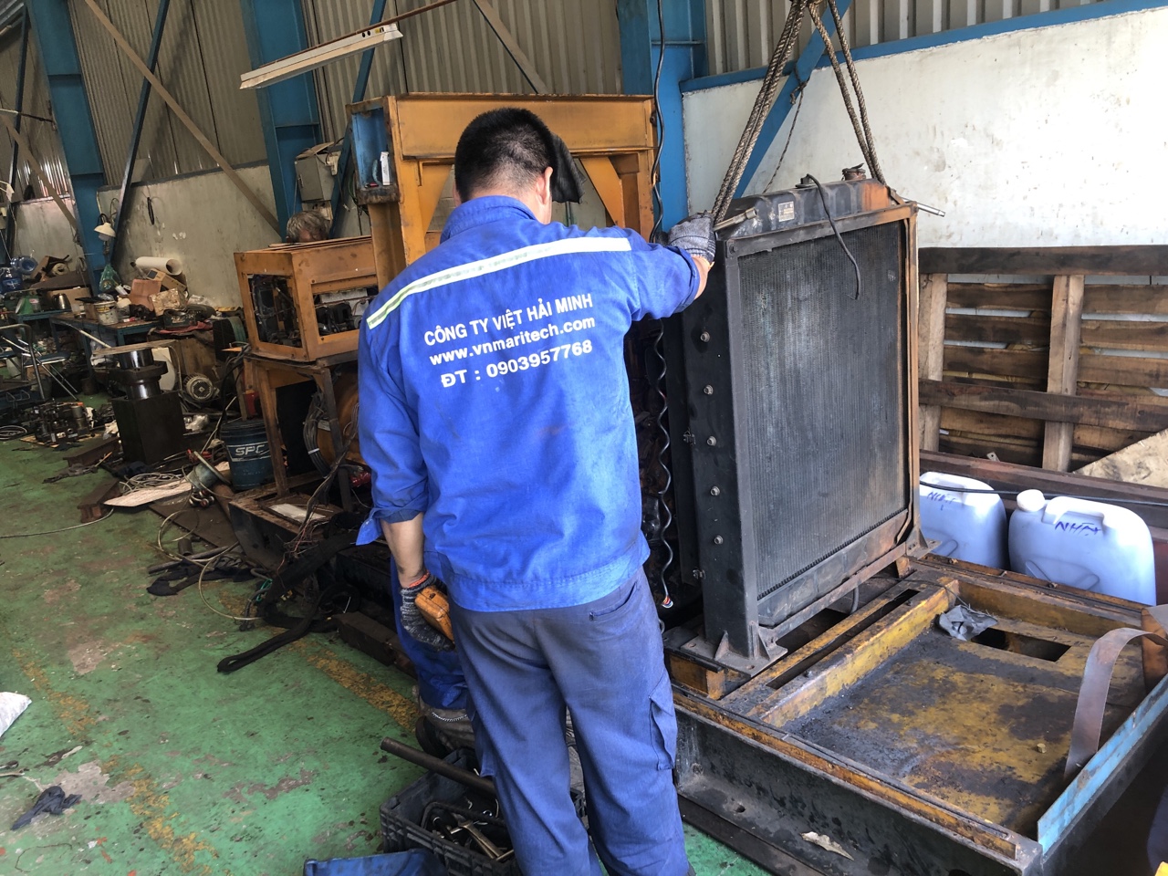 Xúc rửa két nước làm mát máy phát điện