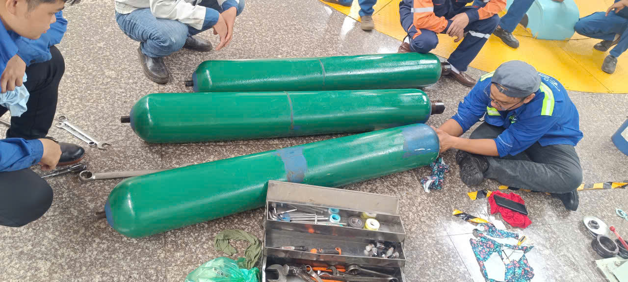 kiểm tra và nạp khí bình tích áp thủy lực.jpg