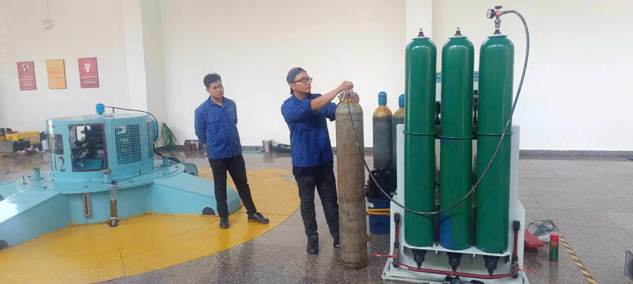 Nạp khí nitơ bình tích áp.jpg