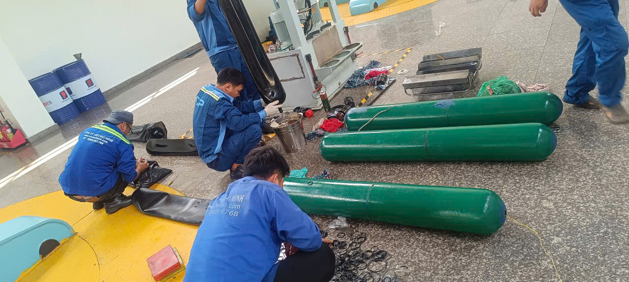 Thay ruột cao su bình tích áp.jpg