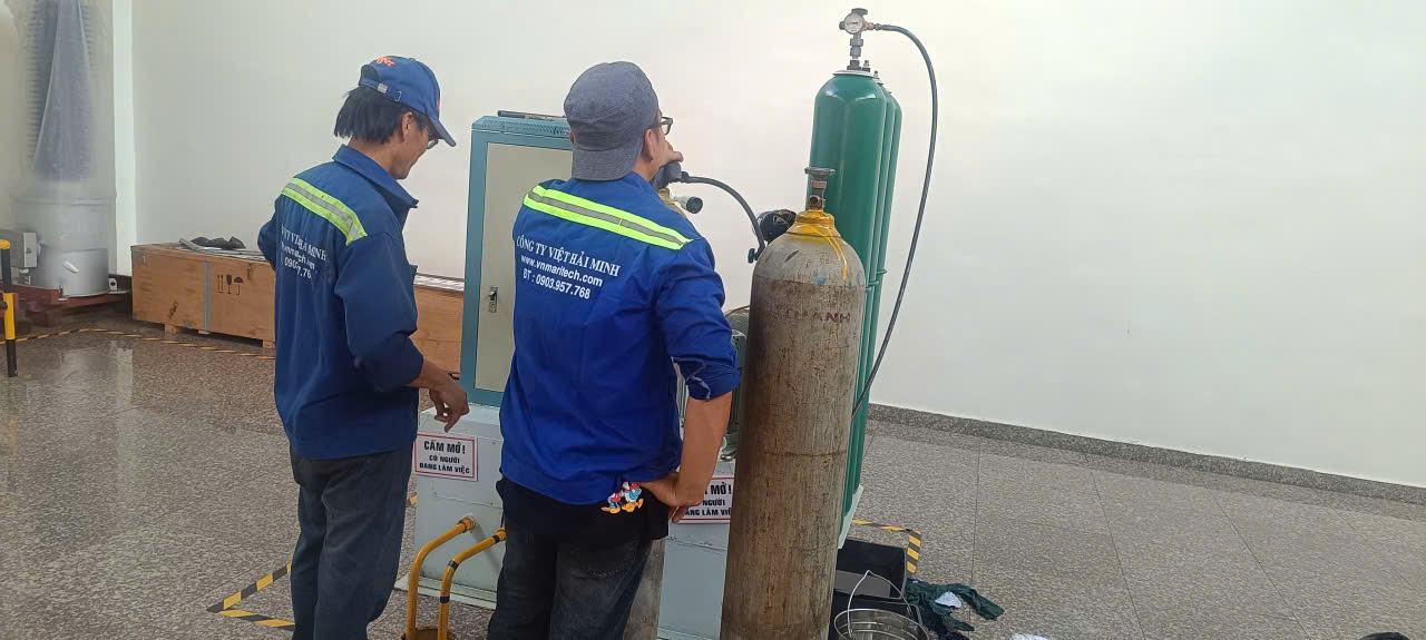 Thay đầu vòi và nạp khí nitơ bình tích áp.jpg