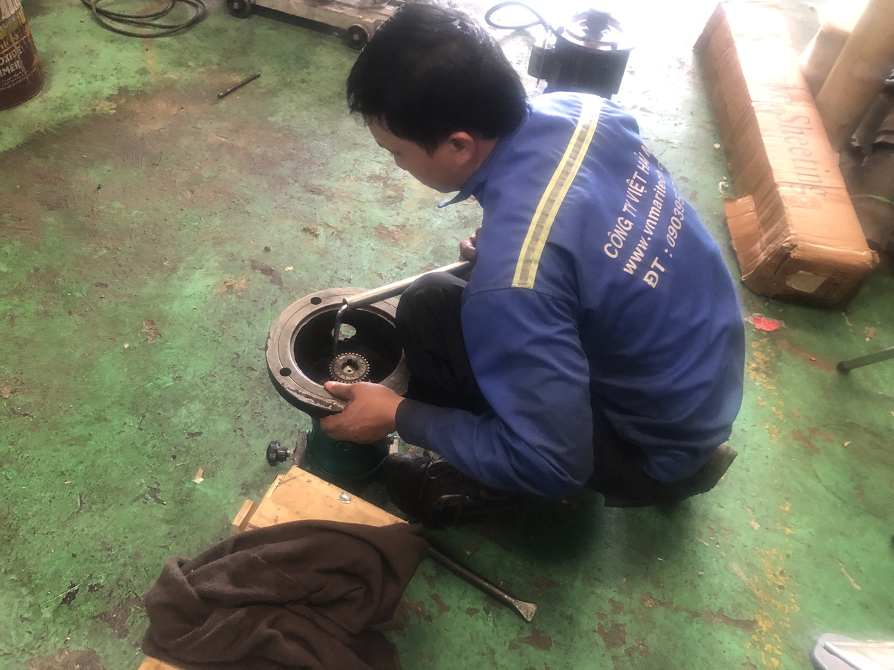 Dịch vụ th&aacute;o lắp kiểm tra v&agrave; sửa bơm thủy lực tận nơi.JPG