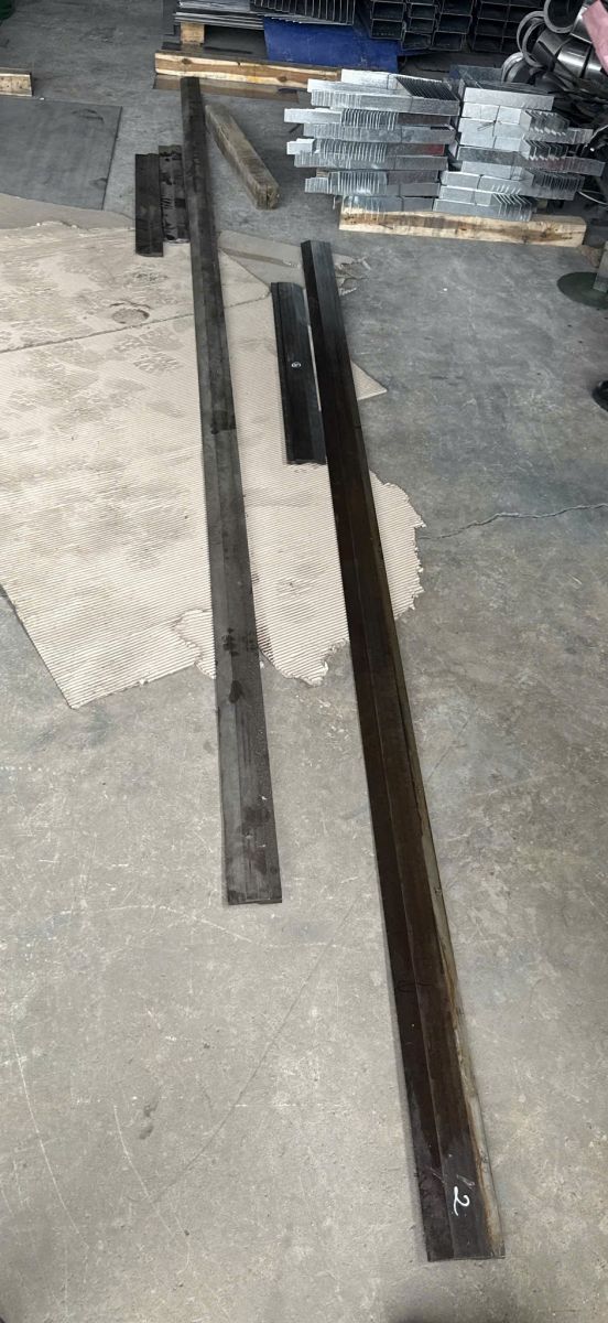 Lắp đặt dao cối m&aacute;y chấn thủy lực.jpg