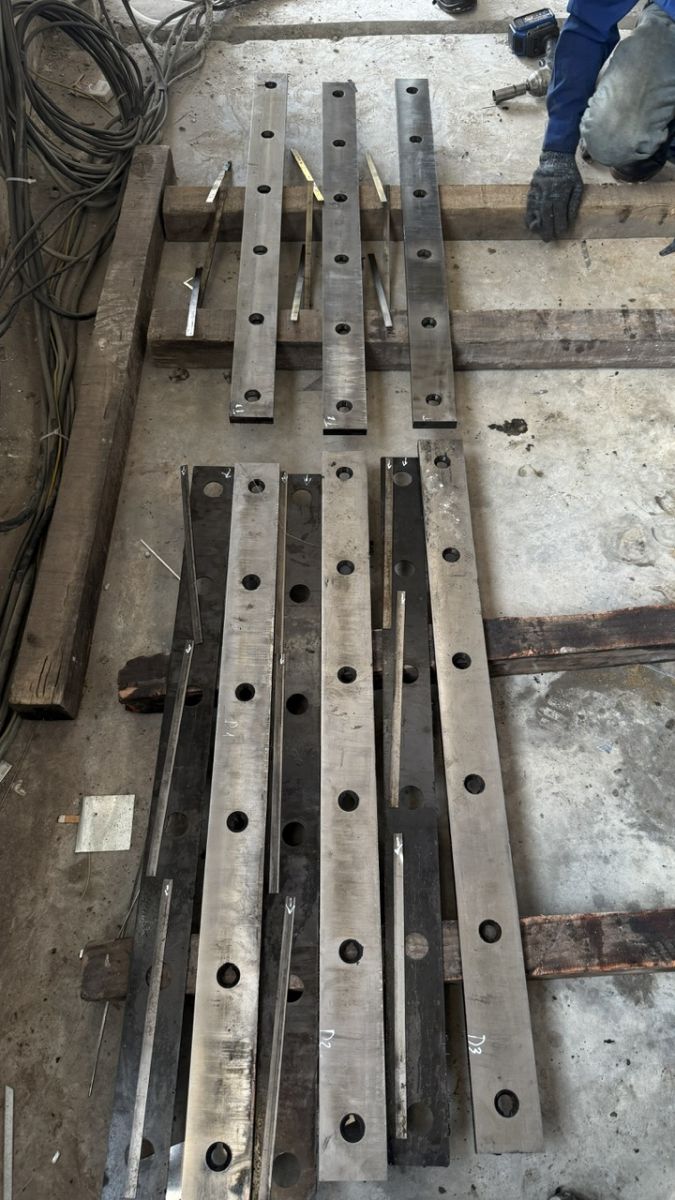 Thay dao m&aacute;y cắt t&ocirc;n thủy lực.jpg