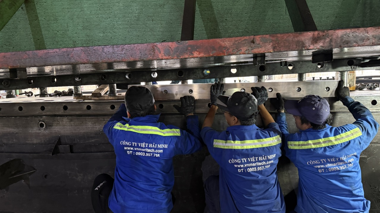 Gia công dao chấn SKD11 độ cứng cao.jpg