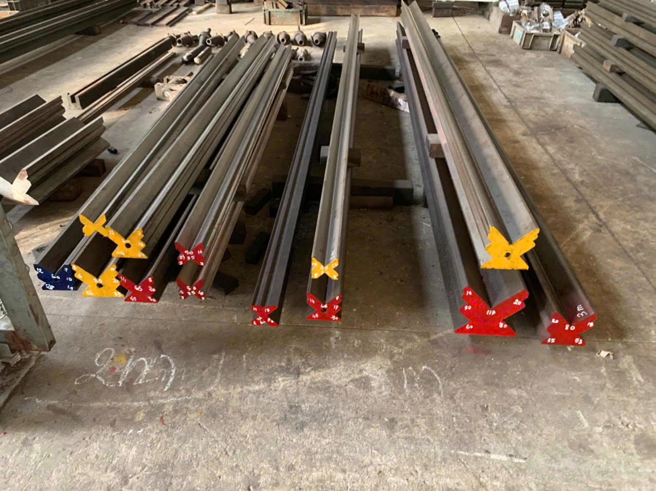 Mài dao cối máy chấn CNC.jpg