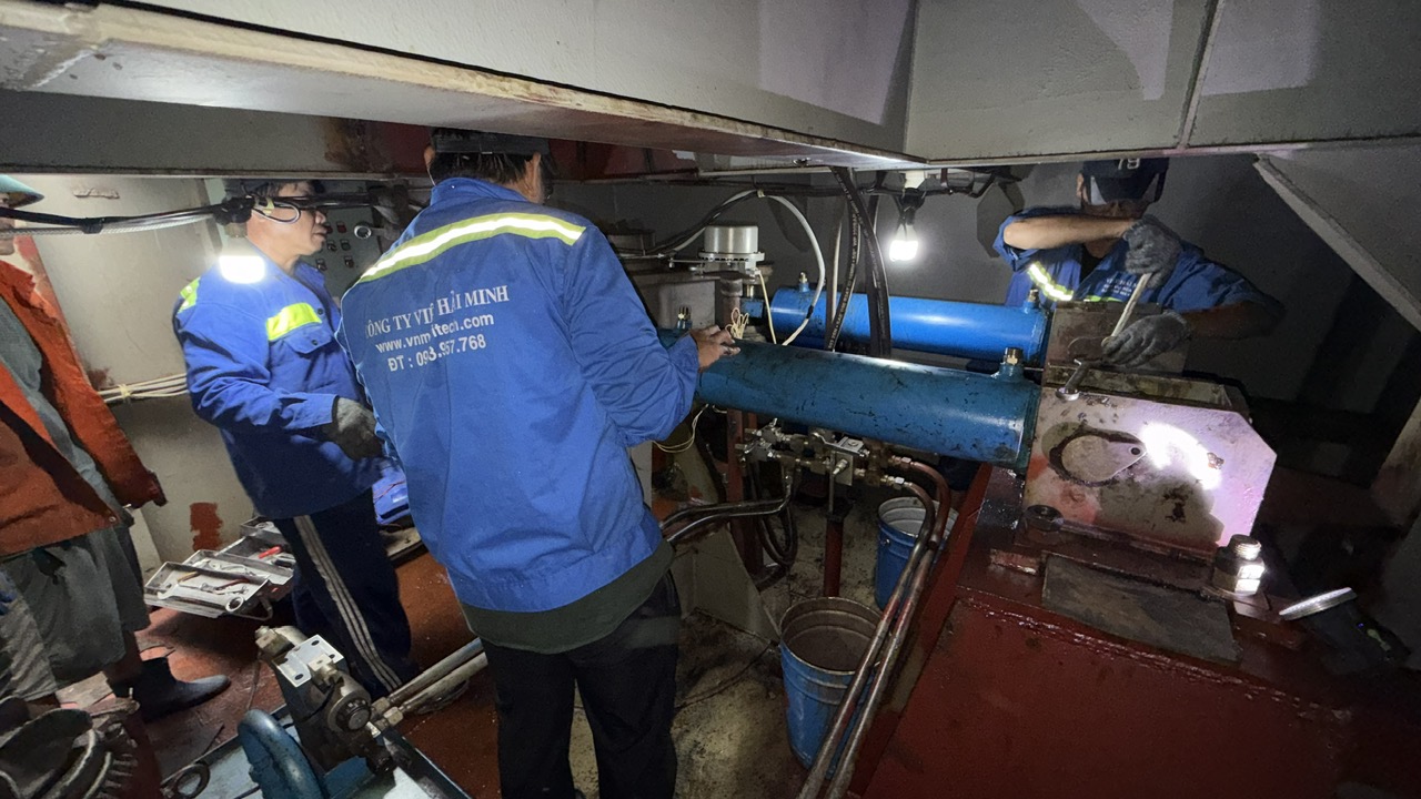 sửa chữa hệ thống lái thủy lực tàu biển.jpg