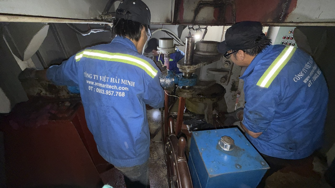 sửa bơm thủy lực máy lái tàu biển.jpg