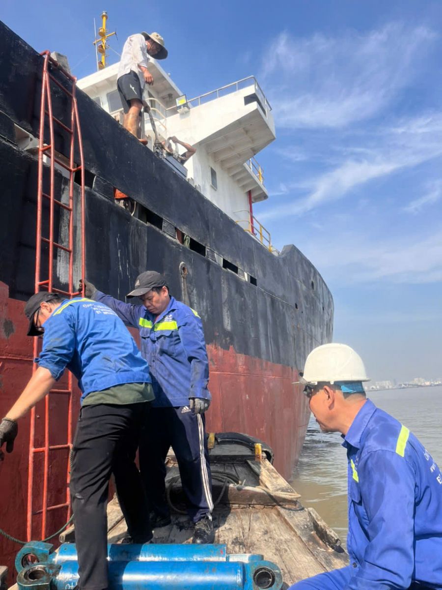 ho&aacute;n cải hệ thống m&aacute;y l&aacute;i t&agrave;u biển.jpg