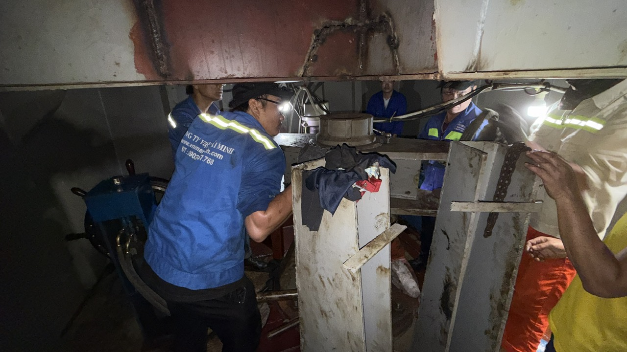 phân phối phụ tùng máy lái tàu biển.jpg
