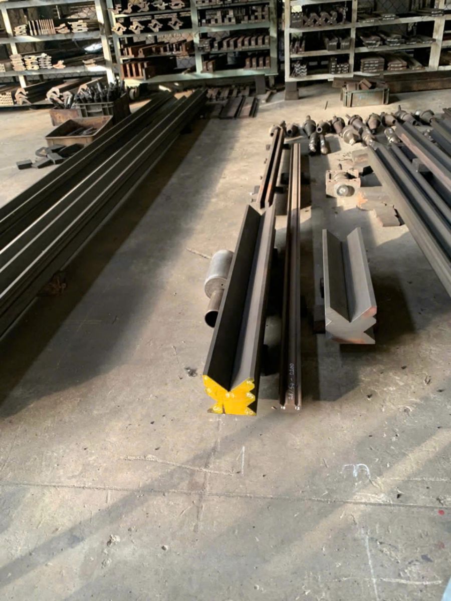 Đơn vị sản xuất dao cắt t&ocirc;n thủy lực.jpg