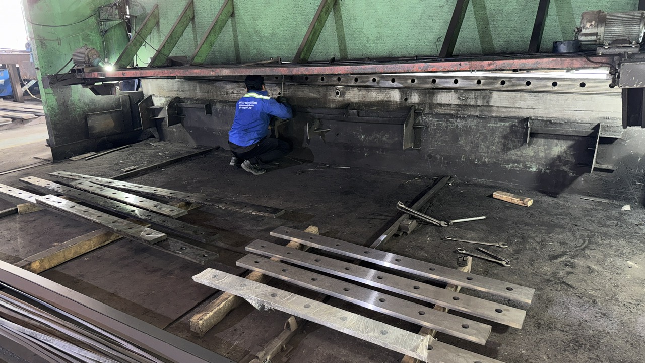 Bảo tr&igrave; thay dao m&aacute;y cắt t&ocirc;n c&ocirc;ng nghiệp.jpg