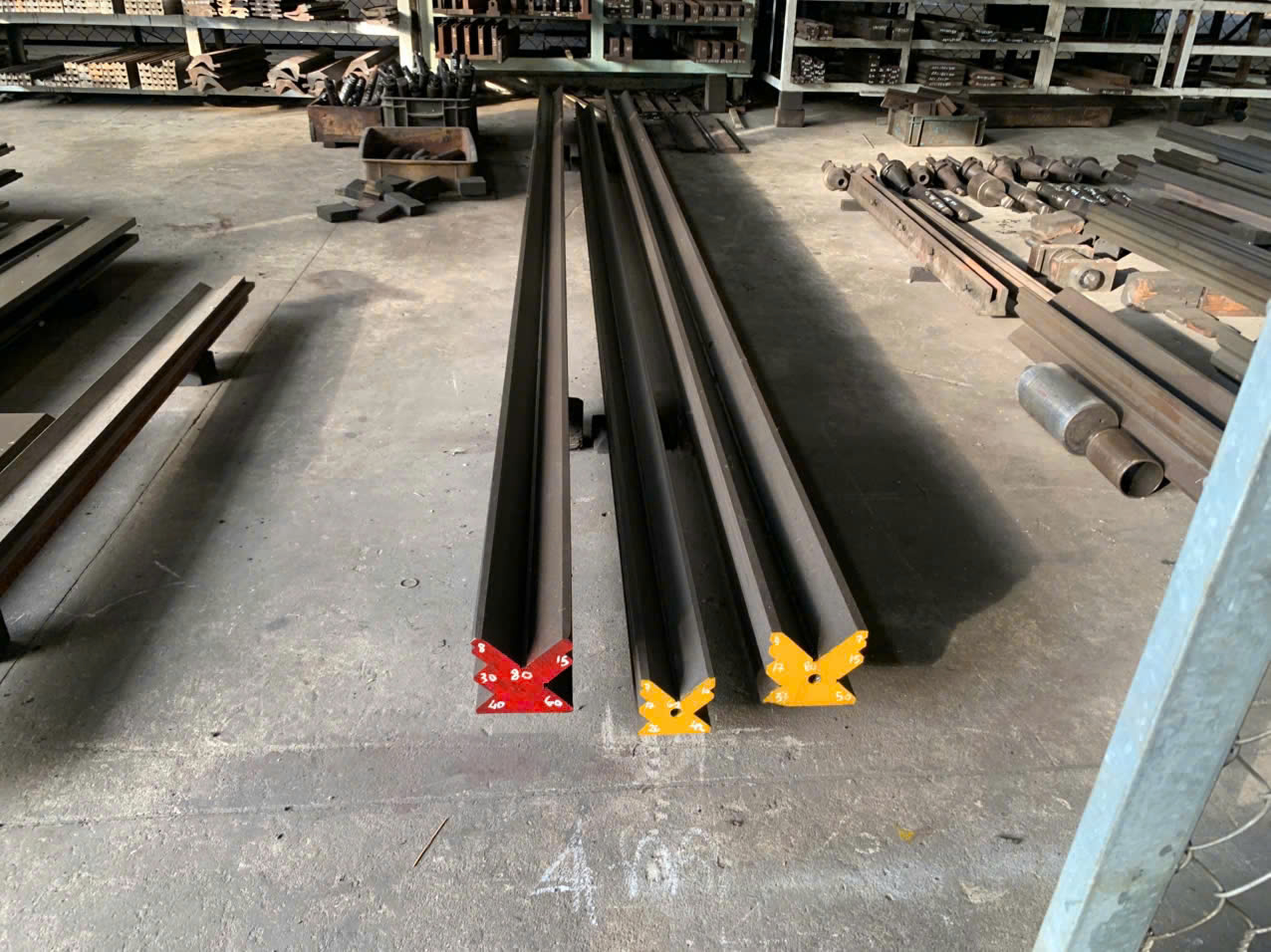 Căn chỉnh dao m&aacute;y chấn CNC.jpg