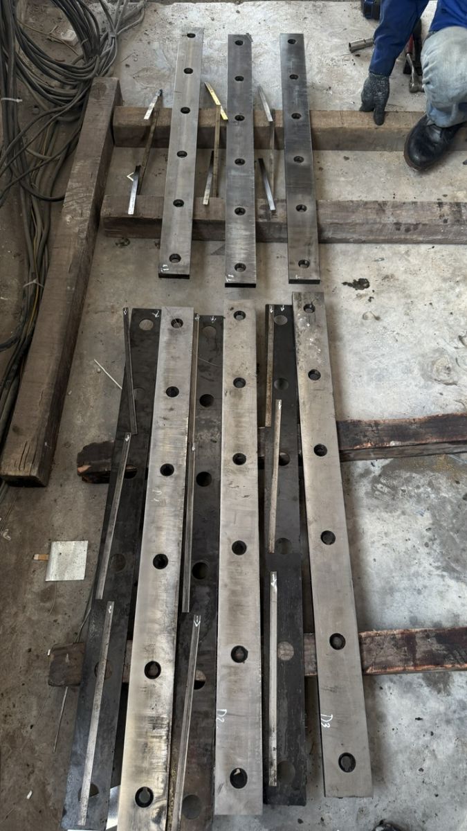 Dịch vụ sản xuất dao cắt tôn SKD11 công nghiệp.jpg
