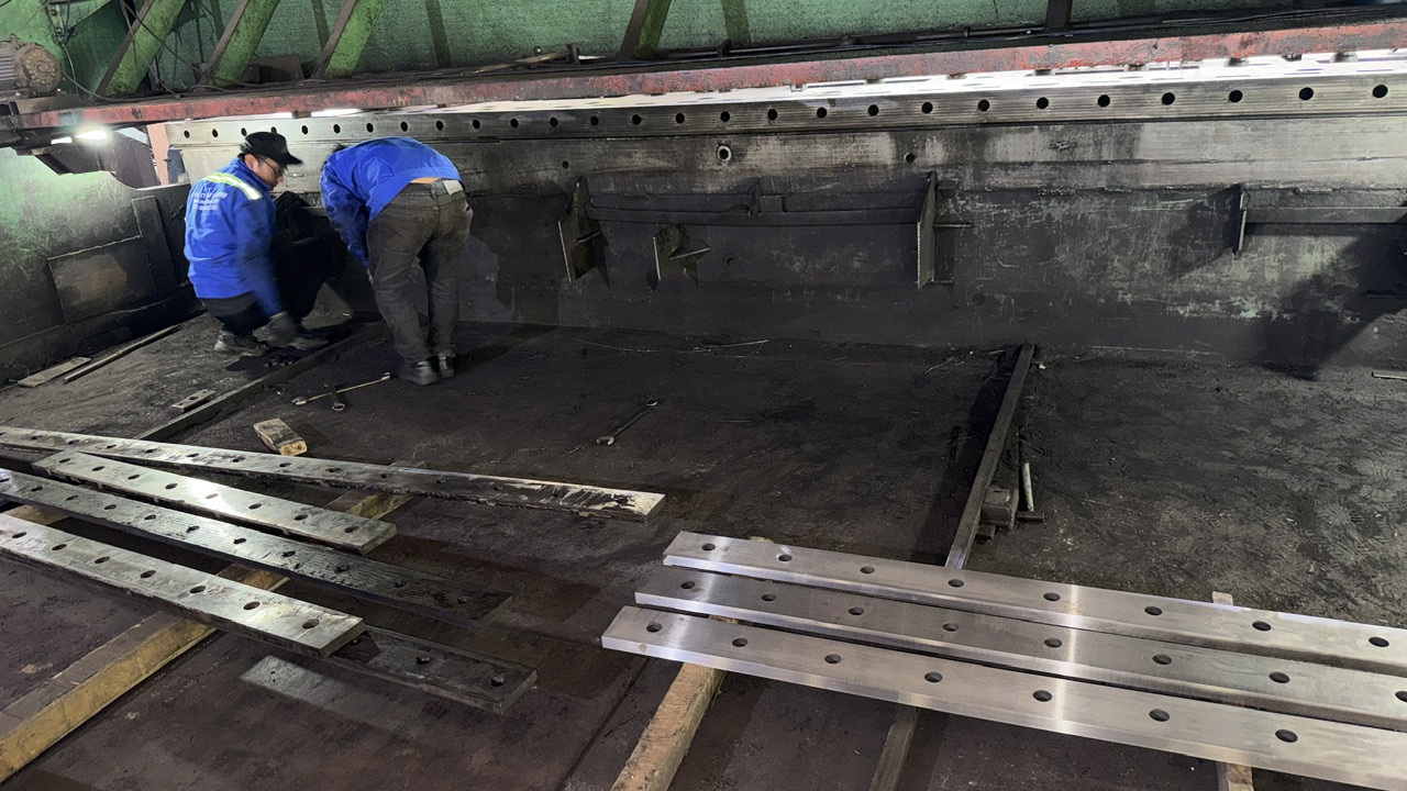 Gia công dao cắt tôn thủy lực SKD11.jpg