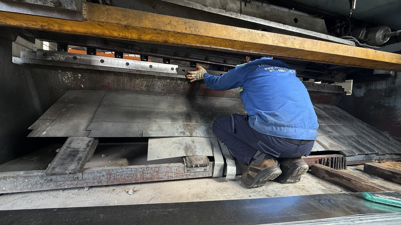 Gia công dao chấn CNC độ cứng cao.jpg